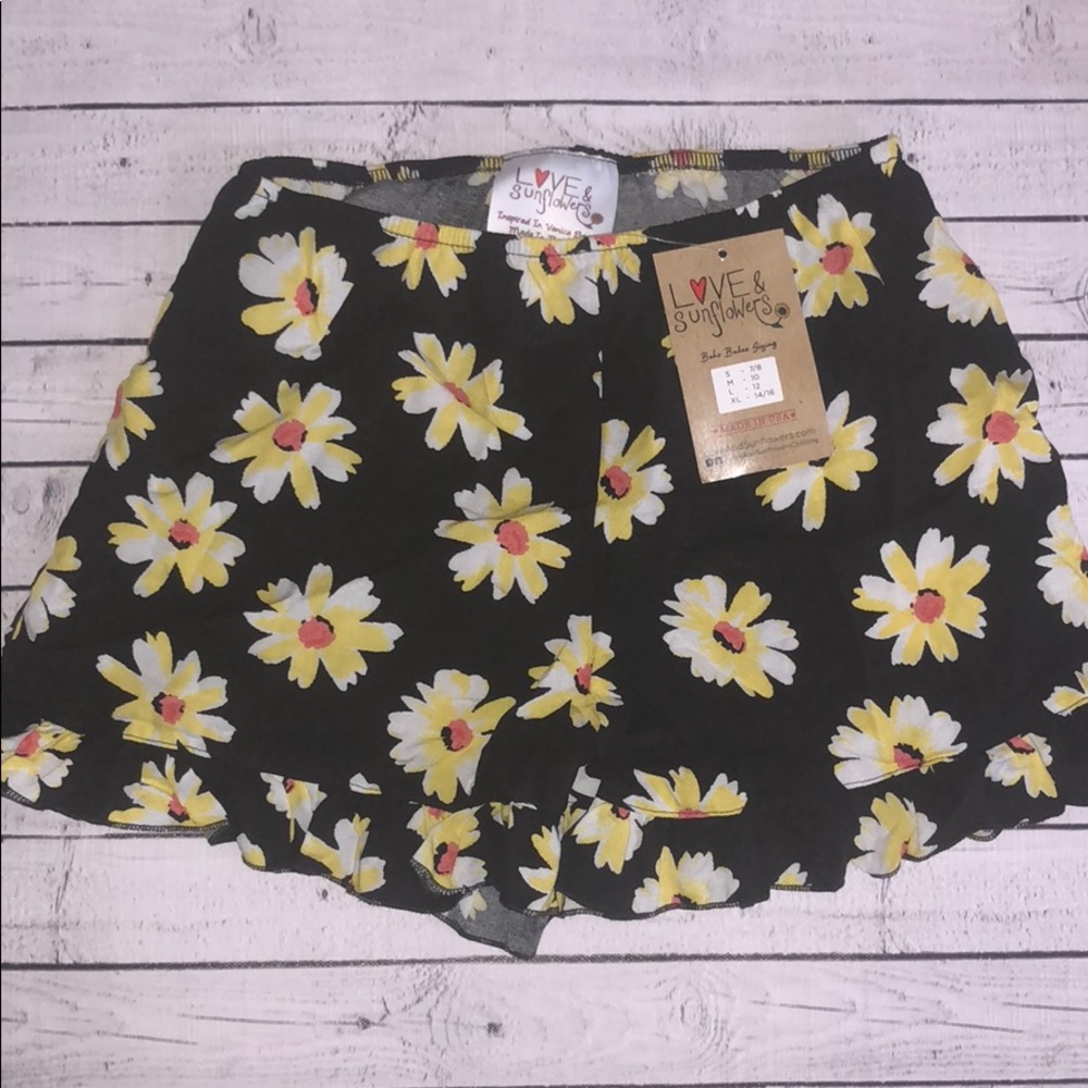 🆕Love & Sunflowers Daisy Shorts - Picture 3 of 5